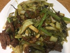 自制酸菜炒牛肉-宏记广东客家菜(丰汇店)