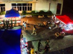 夜里宿舍楼下摆摊-广东科技学院(南城校区)