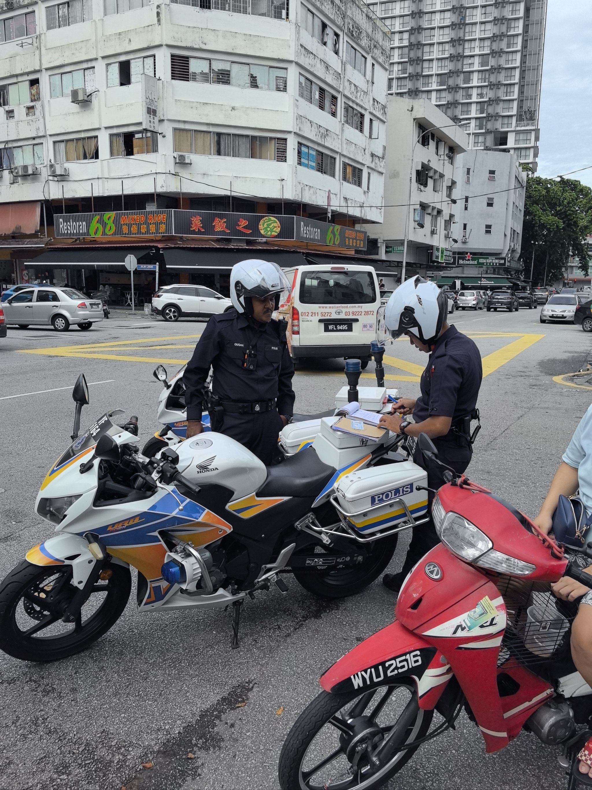 马来西亚街头看交警处罚女骑手