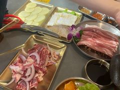 -围炉肉舍•炭烤活鳗•丹东海鲜烤肉(步行街店)