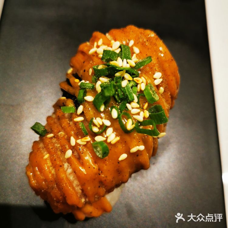 底部米饭充分混合了上了沙拉酱，使饭粒分明而又有味