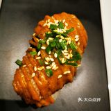 底部米饭充分混合了上了沙拉酱，使饭粒分明而又有味