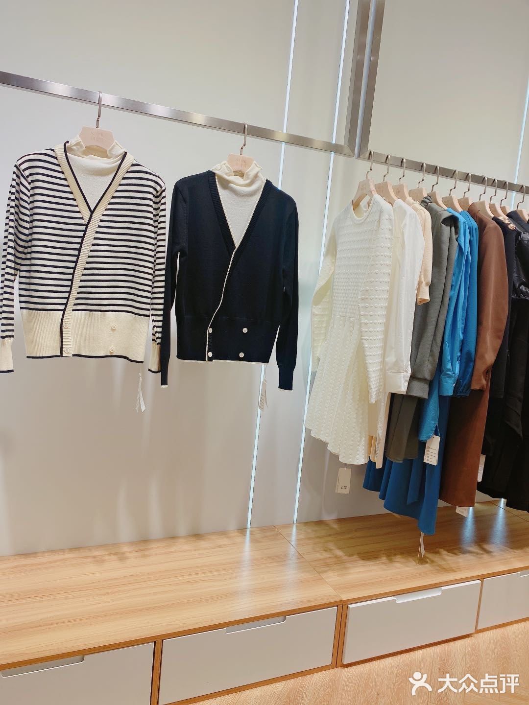 上衣基本在300左右就能拿下，全是百搭基本款