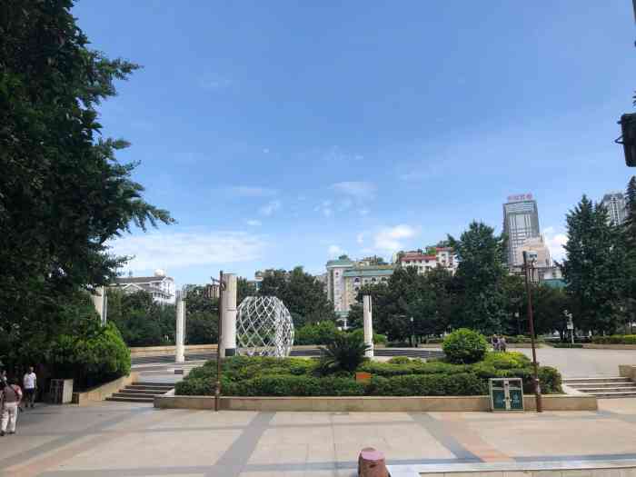 打分 甲秀楼旁边的广场,还可以是晚上溜达的地方