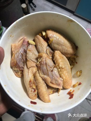 把鸡翅在水里过一下，放进面粉里