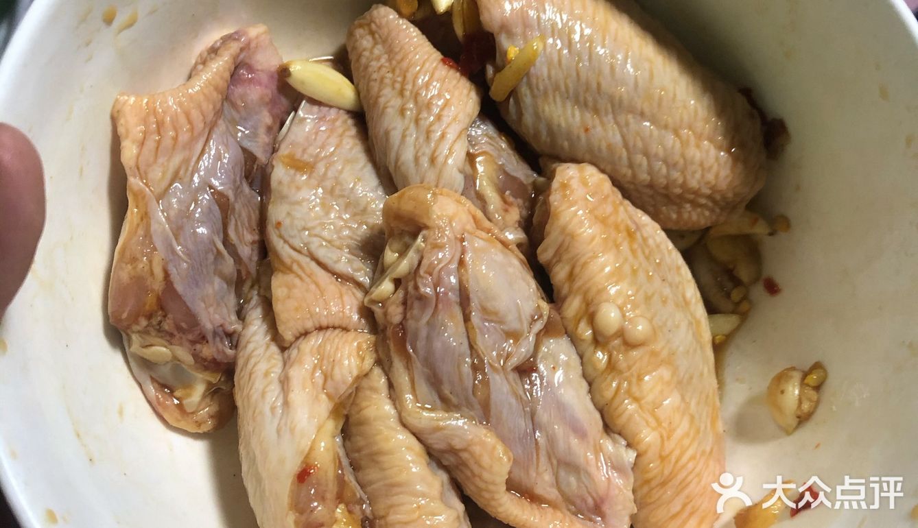 把鸡翅在水里过一下，放进面粉里