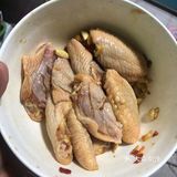 把鸡翅在水里过一下，放进面粉里