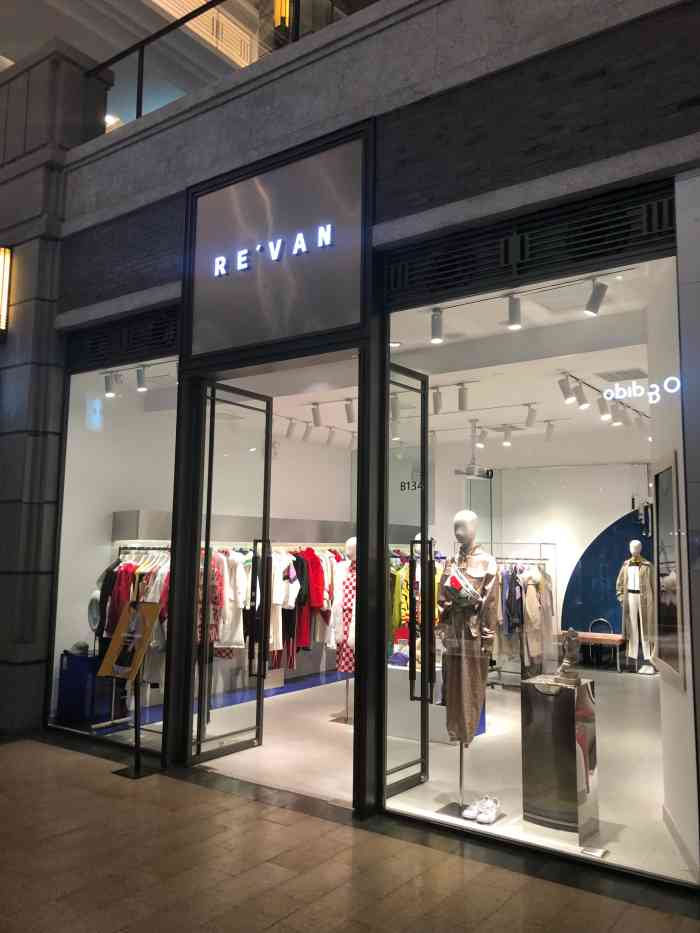 revan(新天地时尚店)-"新天地商场二楼,刚上电梯就被旁边的艺术装.