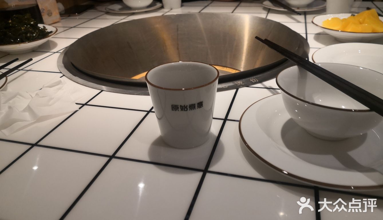 位于万宝广场三楼，店铺名字看上去像是串串店