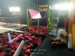 -嘿哟动霸CHUA·新潮玩运动娱乐中心·蹦床滑冰团建乐园