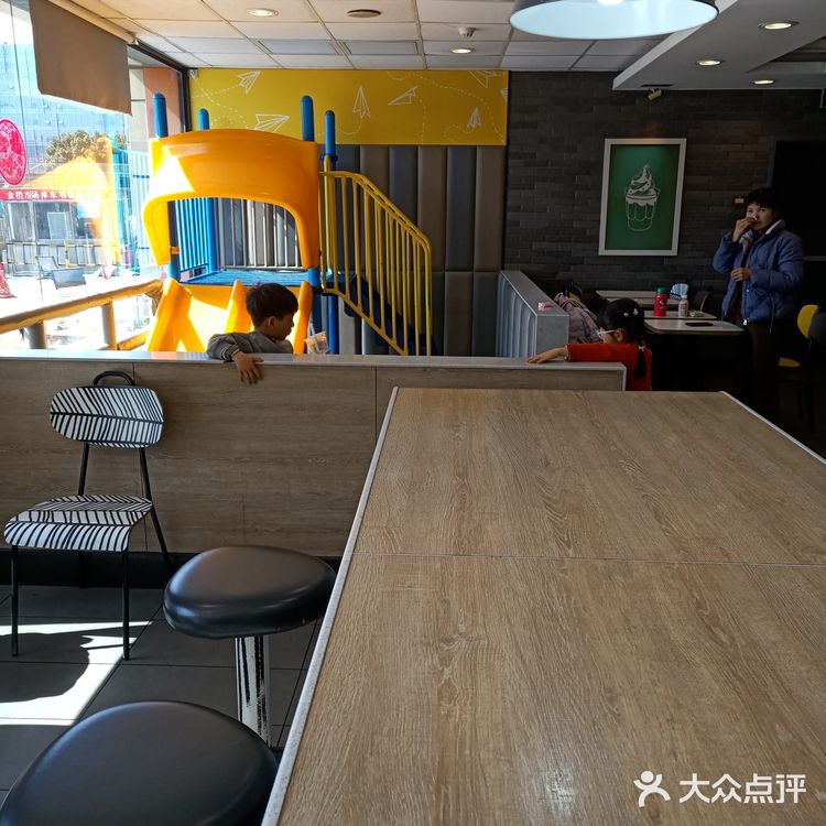 麦当劳不知不觉也陪伴了我们不少年了