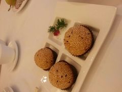 流沙煎堆，一般般，问服务员是不是汤圆，说-海逸海鲜酒家(古北店)