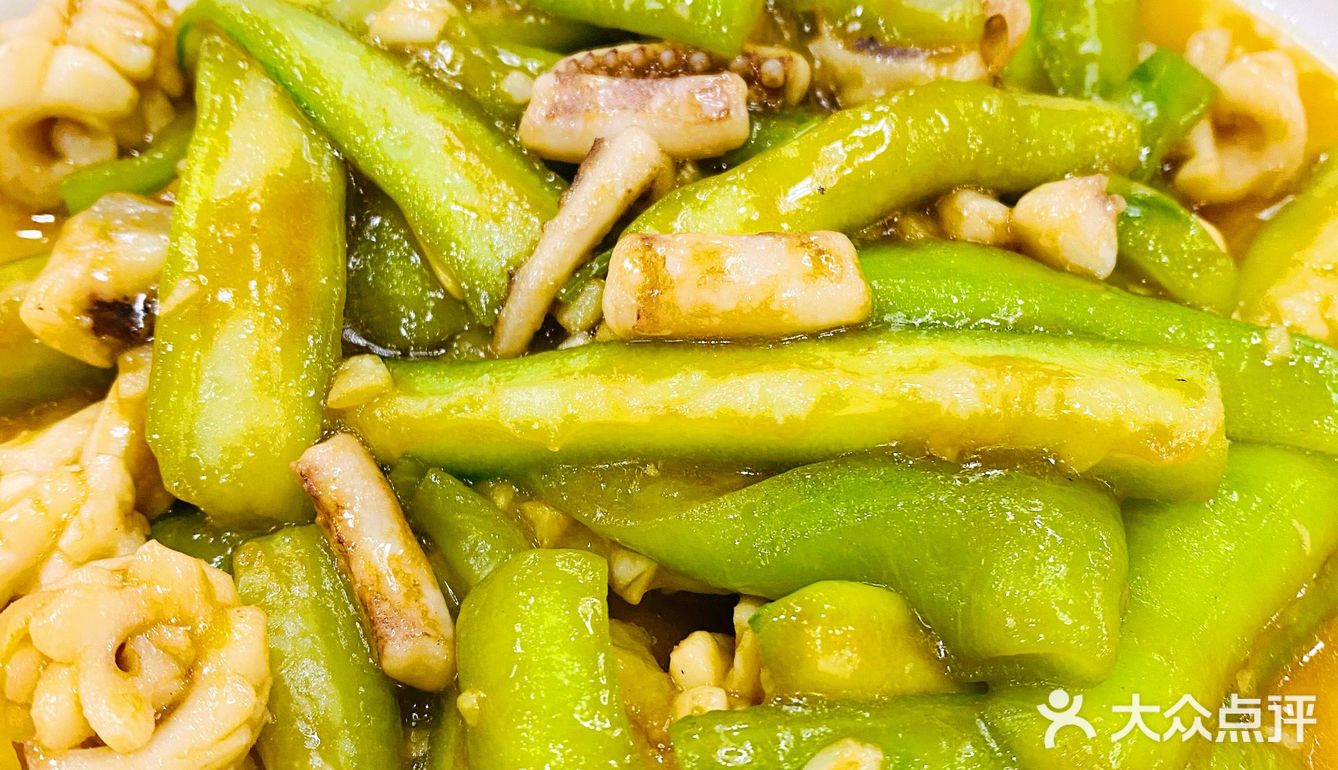 后厨一大排大铁锅，一两分钟就出餐！
