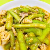 后厨一大排大铁锅，一两分钟就出餐！