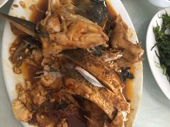 炖新鲜鲢鱼-华龙特色大骨鸡农家菜馆