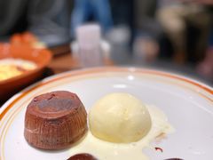 巧克力熔岩蛋糕配香草冰淇淋-萨莉亚意式餐厅(杭州滨江天街店)