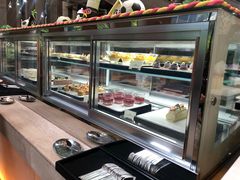 面包甜点陈列柜-松山湖凯悦酒店·Café自助餐厅·周末火舞秀表演
