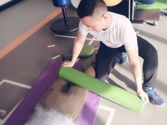 强烈忽略本人壮硕的身躯，这是荣扬在给我做的运动完的放松。超赞。-黄金时代健身(CBD店)