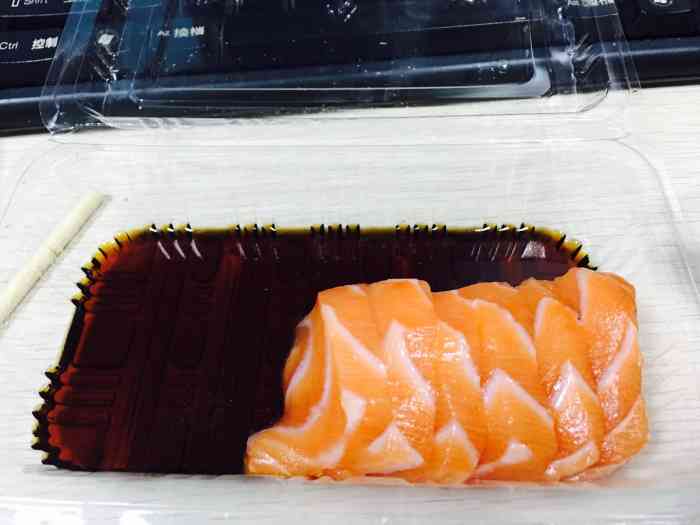 打分 点了外卖 三文鱼挺新鲜的 酱油给了很多 量也挺足