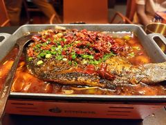 何师烤鲫鱼-何师烧烤Pro ·江湖川菜·小龙虾·精酿啤酒(太古里旗舰店)