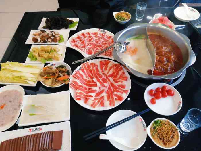 红菇坊火锅(小北店)-"桥下十字路口红绿灯处就看到了这家一二楼的.