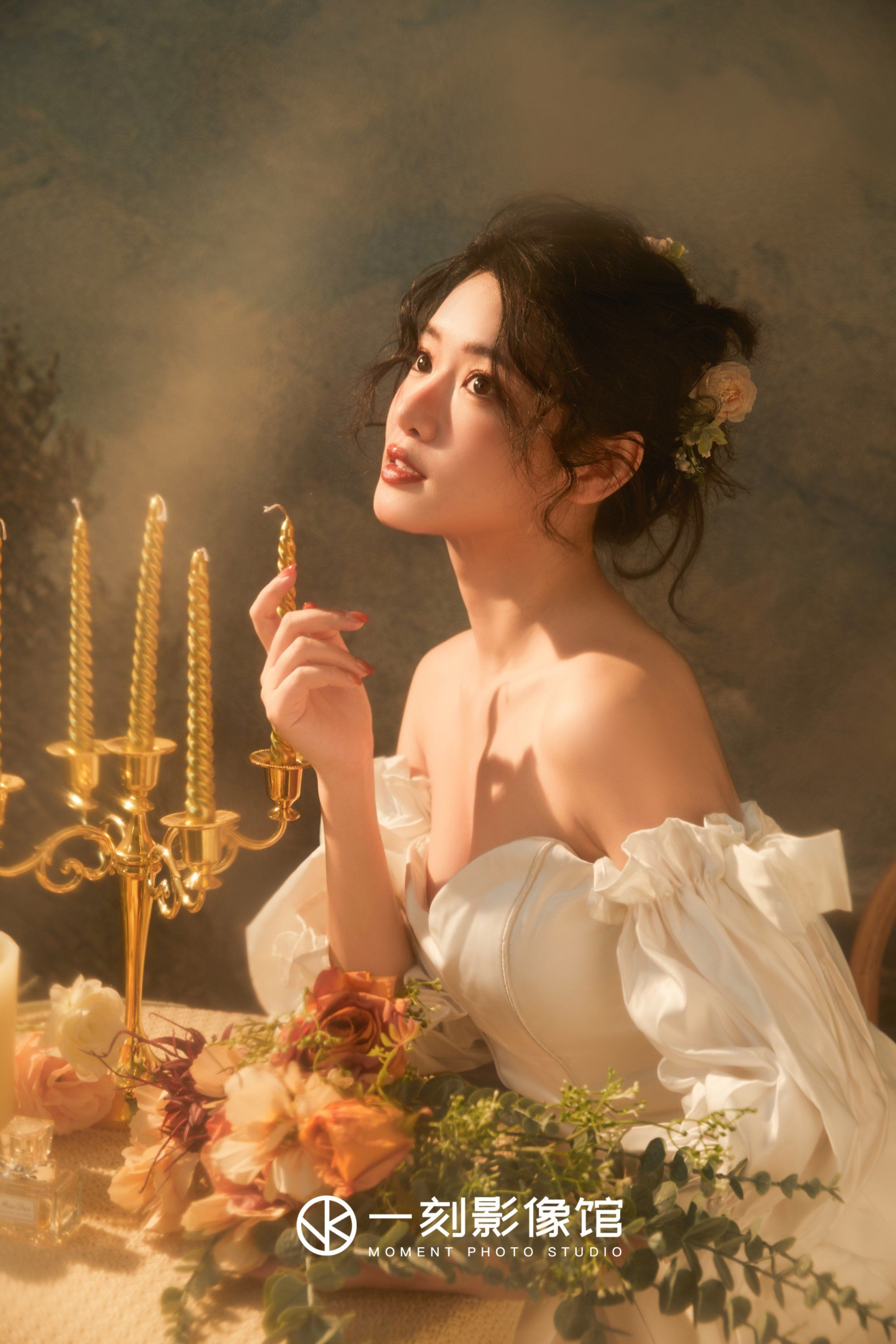 这个妆造真的绝了✨\\n杏色抹胸长裙搭配复古盘发\\n打造法式风情