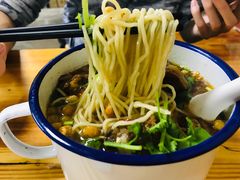 特色红烧排骨面-胖胖板凳面