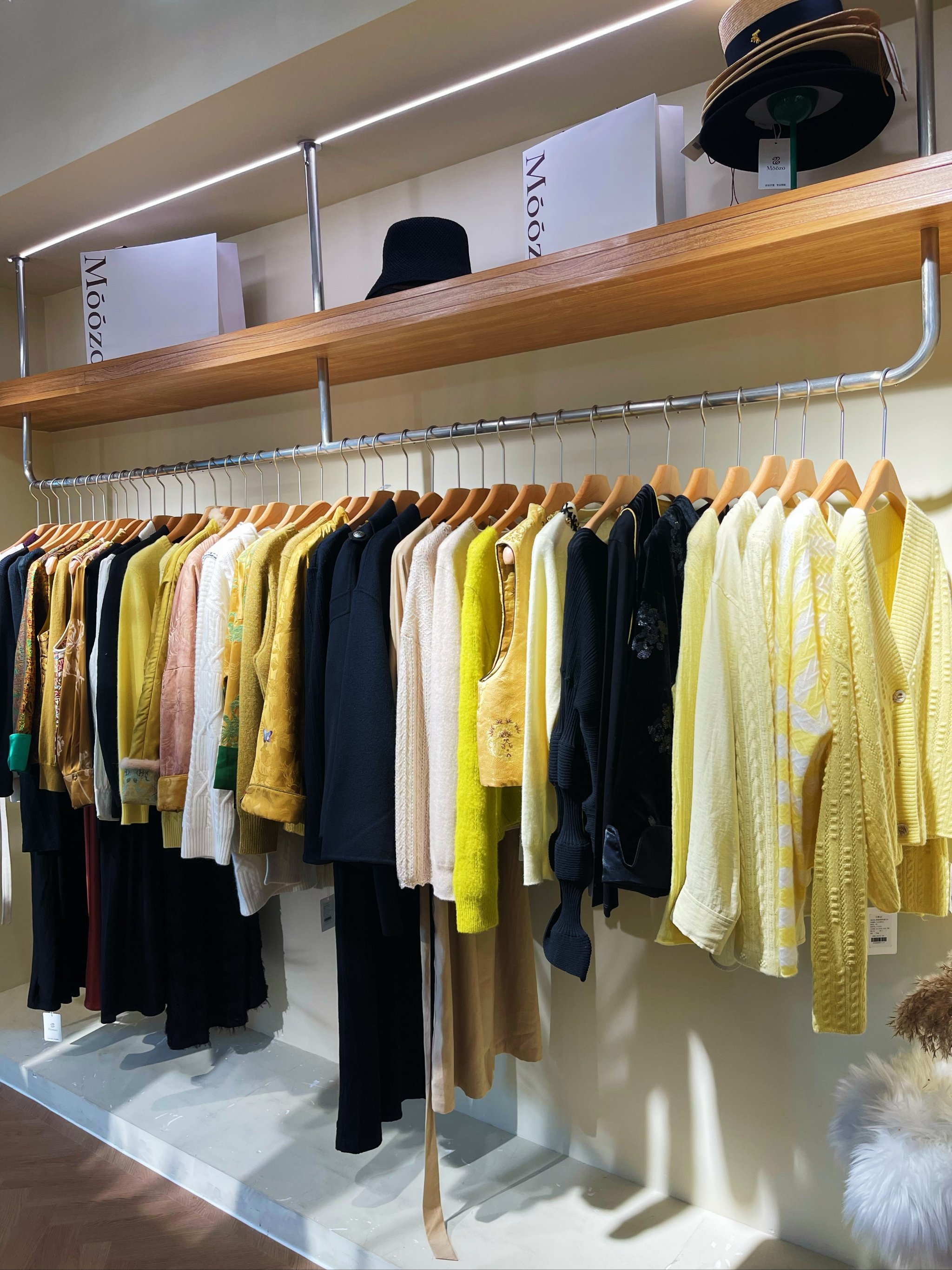 空手来等老公下班,结果回去2人都提不动