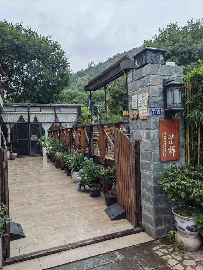 树山村整个是大变样了,农家乐也好,果园也好,打理的很不错.