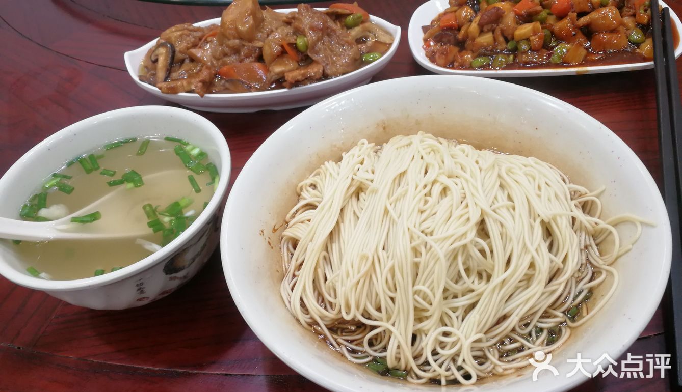不论汤面还是拌面都是四块钱一碗