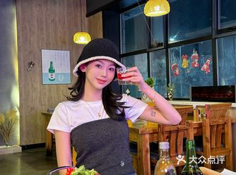 和姐妹们在2023的尾巴打卡了这家酒吧 位置在发展附
