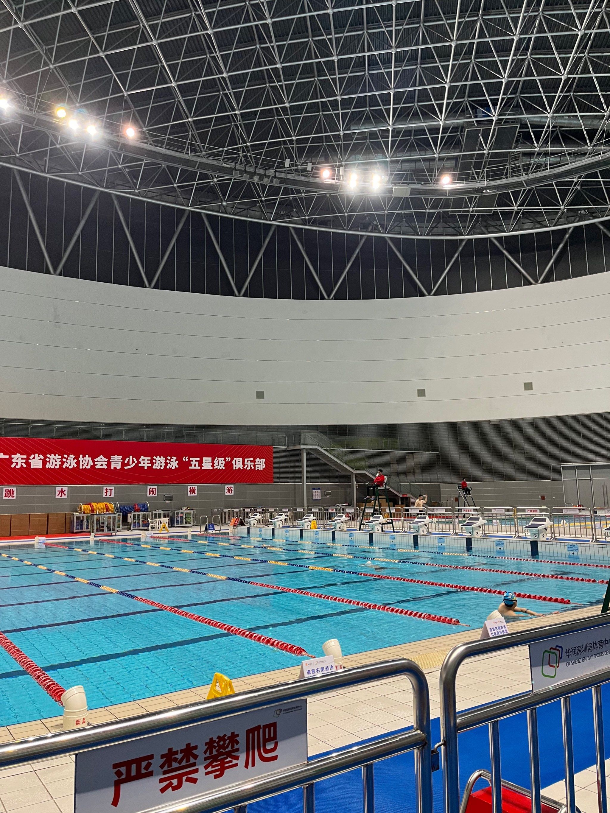 夜"游"春茧73打卡深圳湾体育中心游泳馆