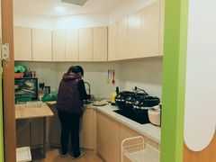 料理室，有料理机器人。-婴智贝佳蒙特梭利早教托育中心(杨浦店)