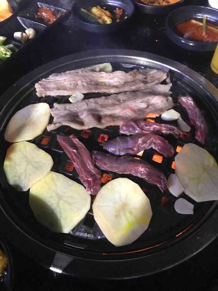 小马扎地摊烤肉-"是新开的烤肉店!肉质非常新鲜!烤着烤着汁.