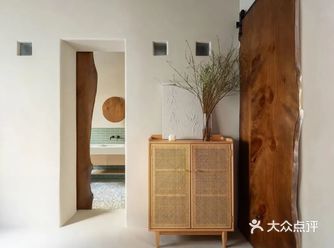 右侧的一扇窗做了磨砂处理