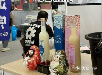 开车就比较方便，停车场很大，不过记得哦