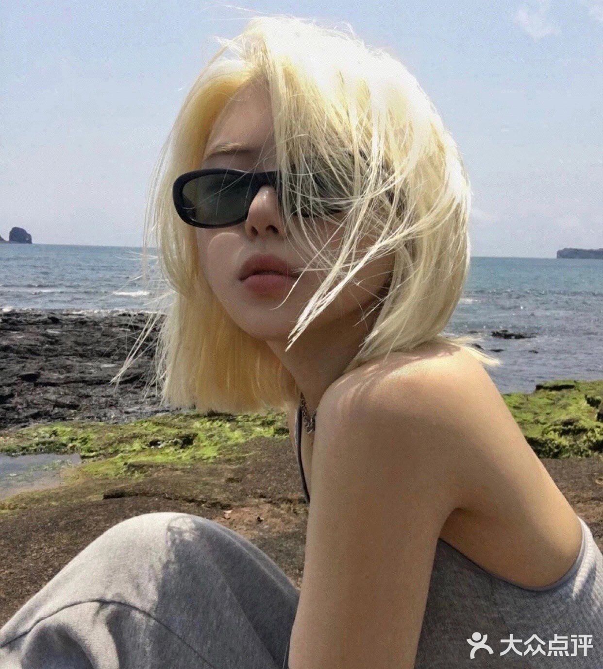 时尚极浅金色显白发色