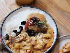 咖喱鸡肉饭配可乐饼-懒鱼时光馆(沙坪坝店)