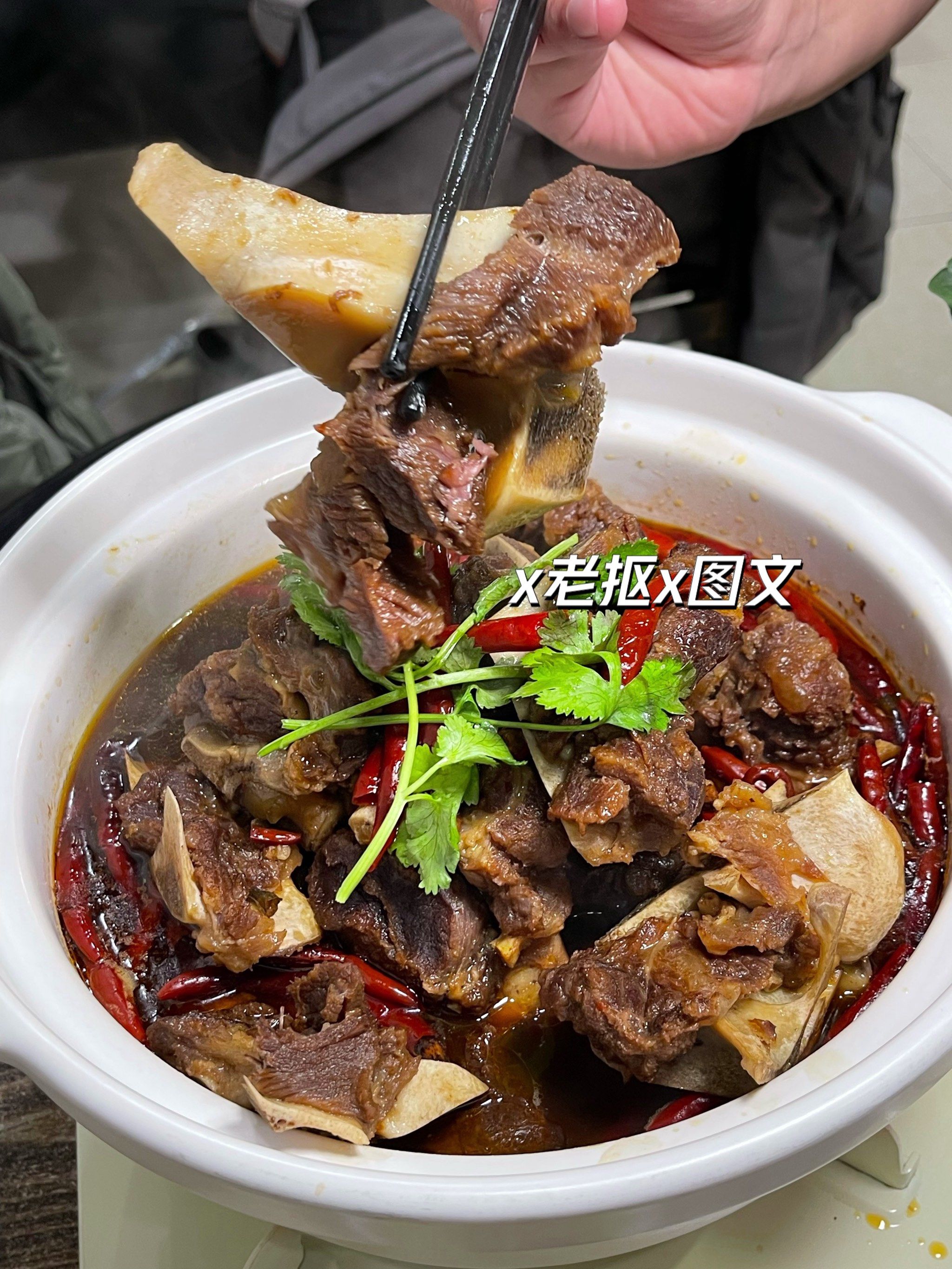 分享适合冬日的火锅
◎牛脖骨主要吃肉,汤再涮菜～上面的肉真不少