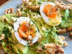 牛油果煮蛋吐司-RAC BAR(安福路店)