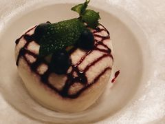 蓝莓豆腐冰淇淋-三号黄浦会Canton Table