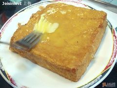 法兰西多士在抹黄油-义顺牛奶公司