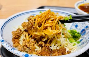 Squid and Minced Pork Noodles