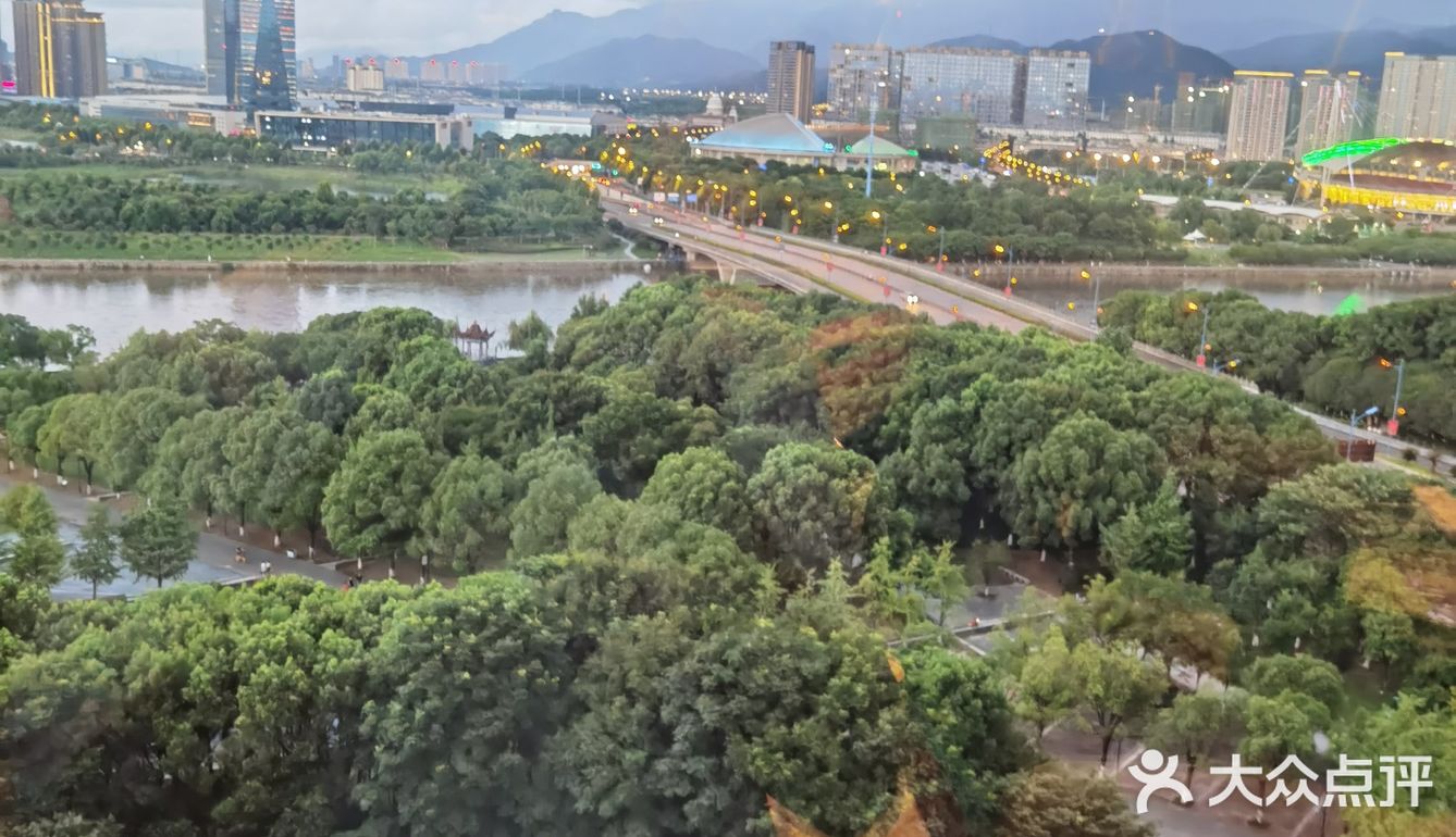 自助餐厅是一个让人吃饱喝足的地方