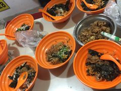 等上馄饨和汤的碗-阿麟馄饨(延长路店)
