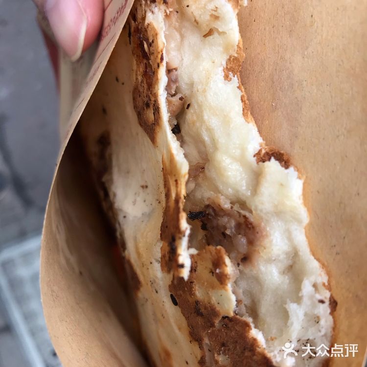 没有菜单，直接上去跟老板问价钱的。梅菜烧饼是10块一个