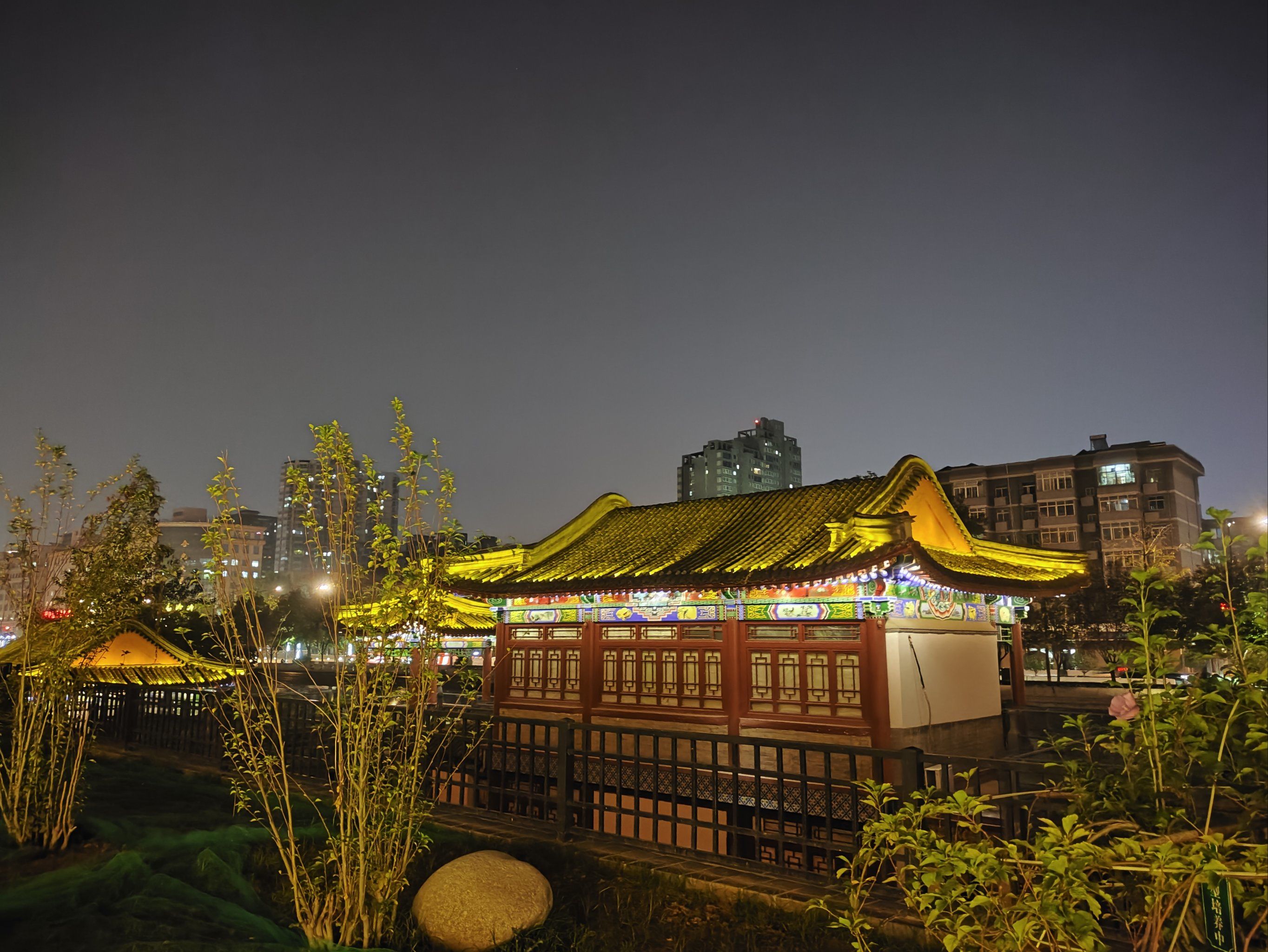 漫步夜城的美景