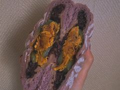 血糯米蛋黄肉松青团欧包-风车面包