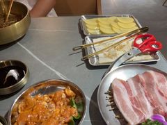 -围炉肉舍•炭烤活鳗•丹东海鲜烤肉(步行街店)