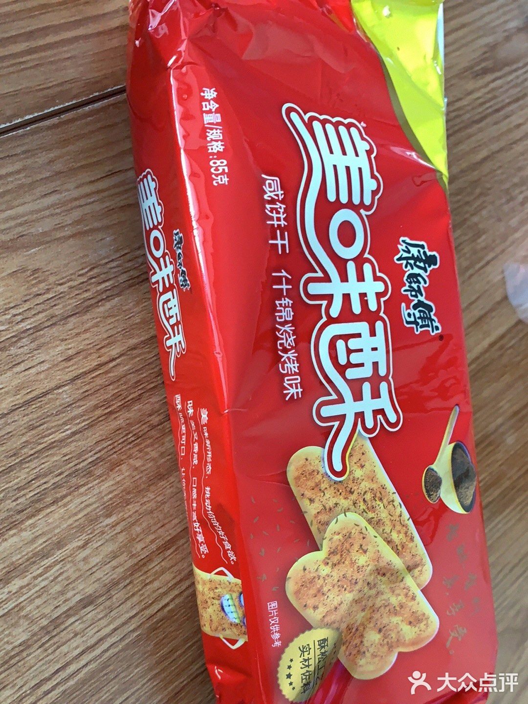饼干表面很明显的烧烤调料和盐粒，特别酥脆，还不硬